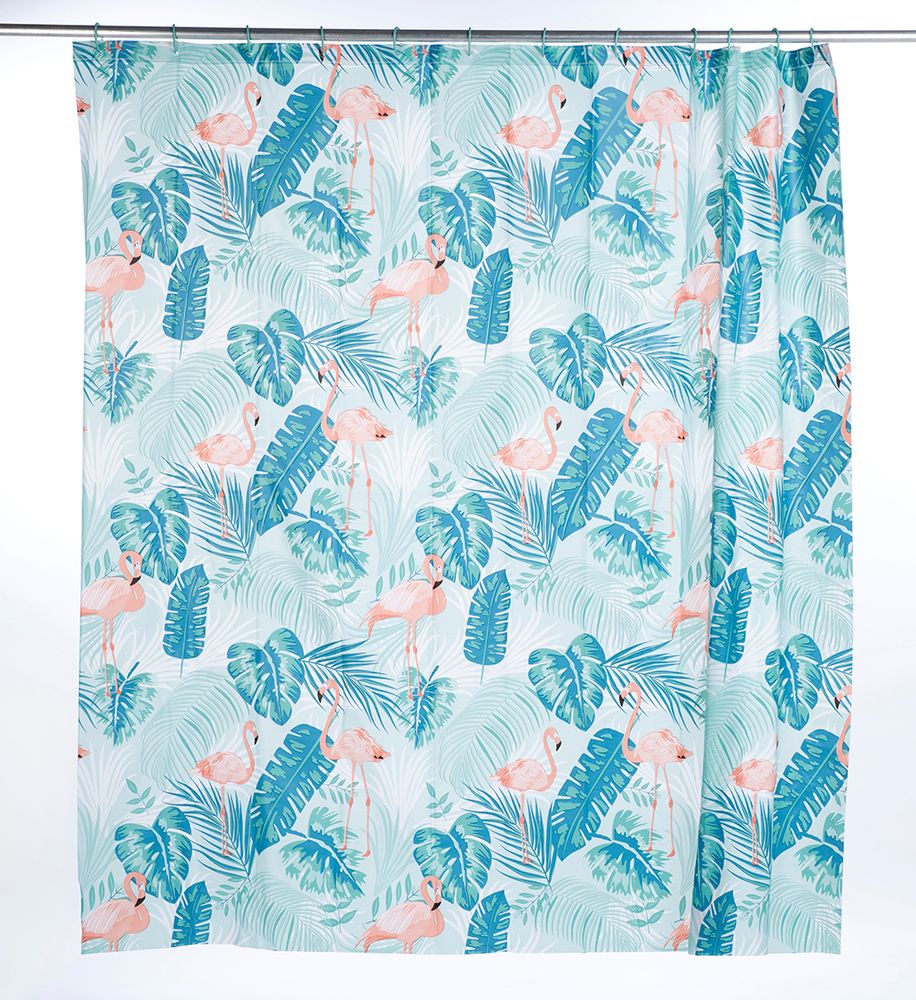 Auf dem Bild einen aufgehängten Duschvorhang mit türkisem Flamingo-Muster.
