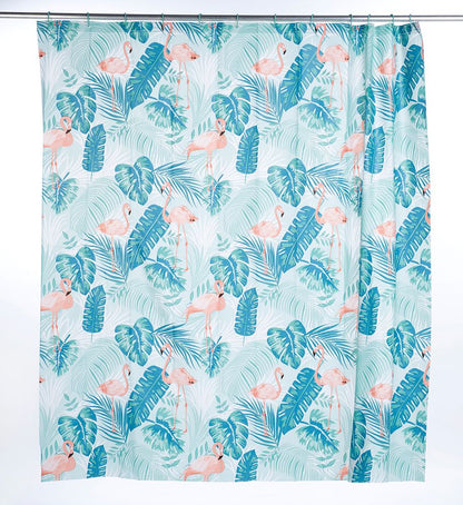 Auf dem Bild einen aufgehängten Duschvorhang mit türkisem Flamingo-Muster.