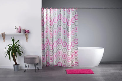 Bei diesem Bild handelt es sich um ein Milieu-Foto in einem Badezimmer. Hierbei sieht man einen aufgehängten Duschvorhang mit Ecken-Muster, dahinter eine Badewanne. Vor dem Vorhang auf dem Boden befindet sich eine Duschmatte in der Farbe pink.