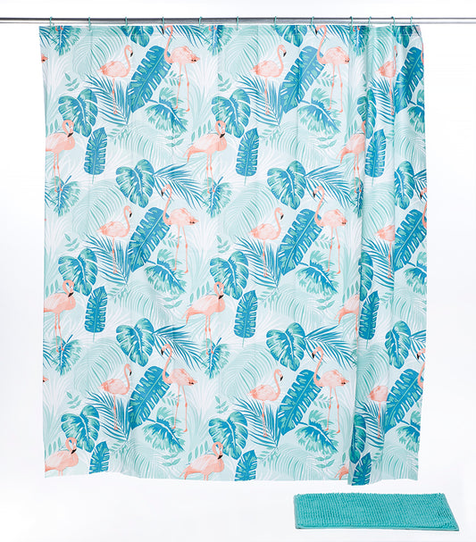 Auf dem Bild einen aufgehängten Duschvorhang mit türkisem Flamingo-Muster, vor dem Vorhang am Boden befindet sich eine Duschmatte in der Farbe türkis.