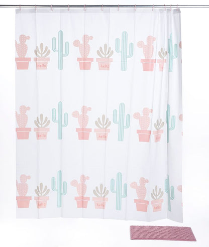 Auf dem Bild einen aufgehängten hellen Duschvorhang mit Kaktus-Muster, vor dem Vorhang am Boden befindet sich eine Duschmatte in der Farbe alt-rosa.