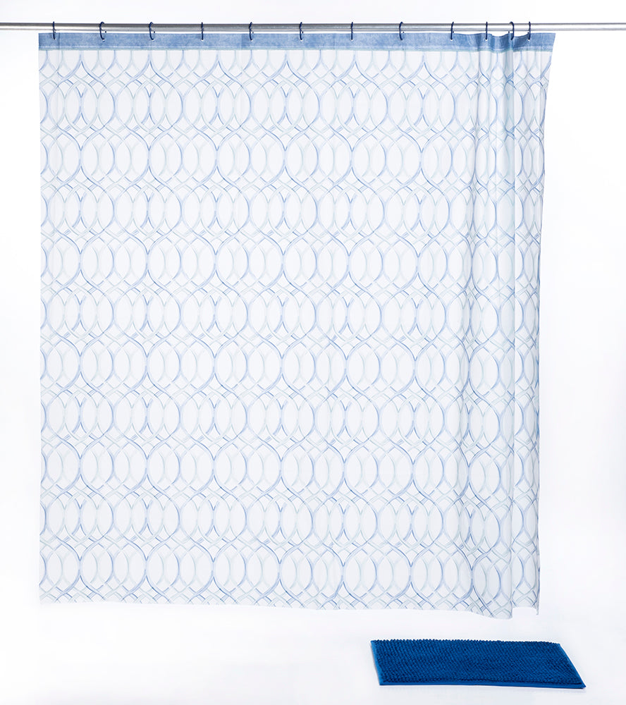 Auf dem Bild  sieht man einen aufgehängten, weißen Duschvorhang, bedruckt mit einem dunkelblauem Ring-Muster, vor dem Vorhang am Boden befindet sich eine Duschmatte in der Farbe schwarz.