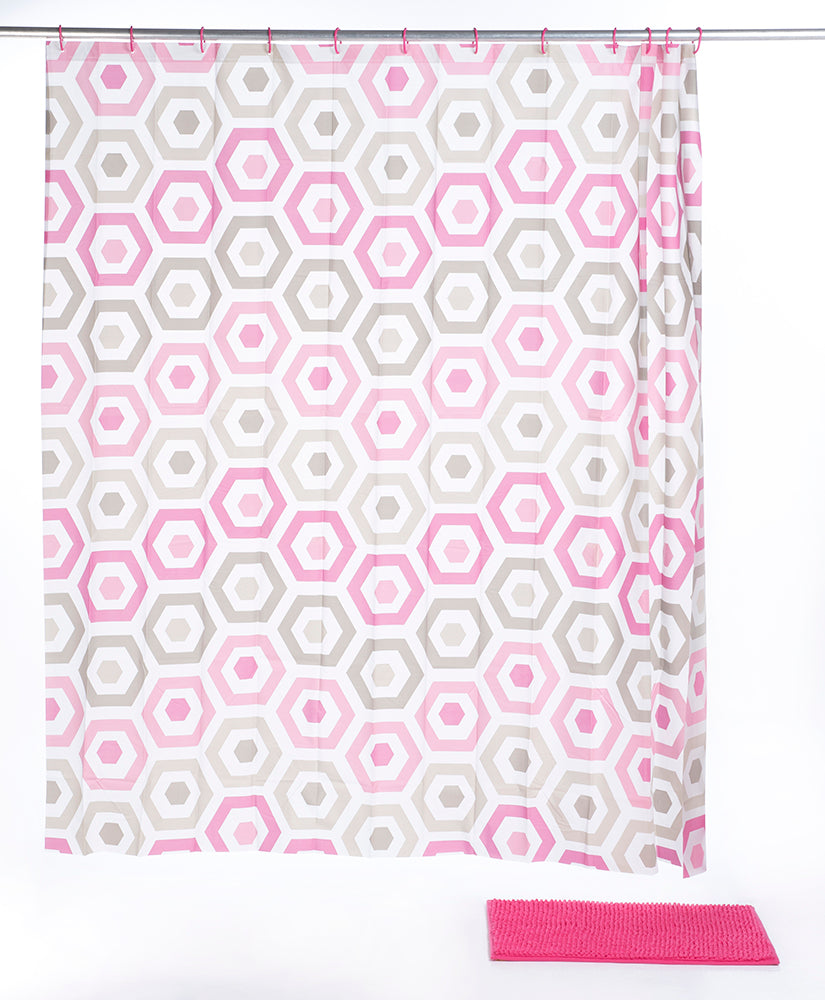 Auf dem Bild einen aufgehängten, weißen Duschvorhang, bedruckt mit einem rosa-braunen Ecken-Muster, vor dem Vorhang am Boden befindet sich eine Duschmatte in der Farbe pink