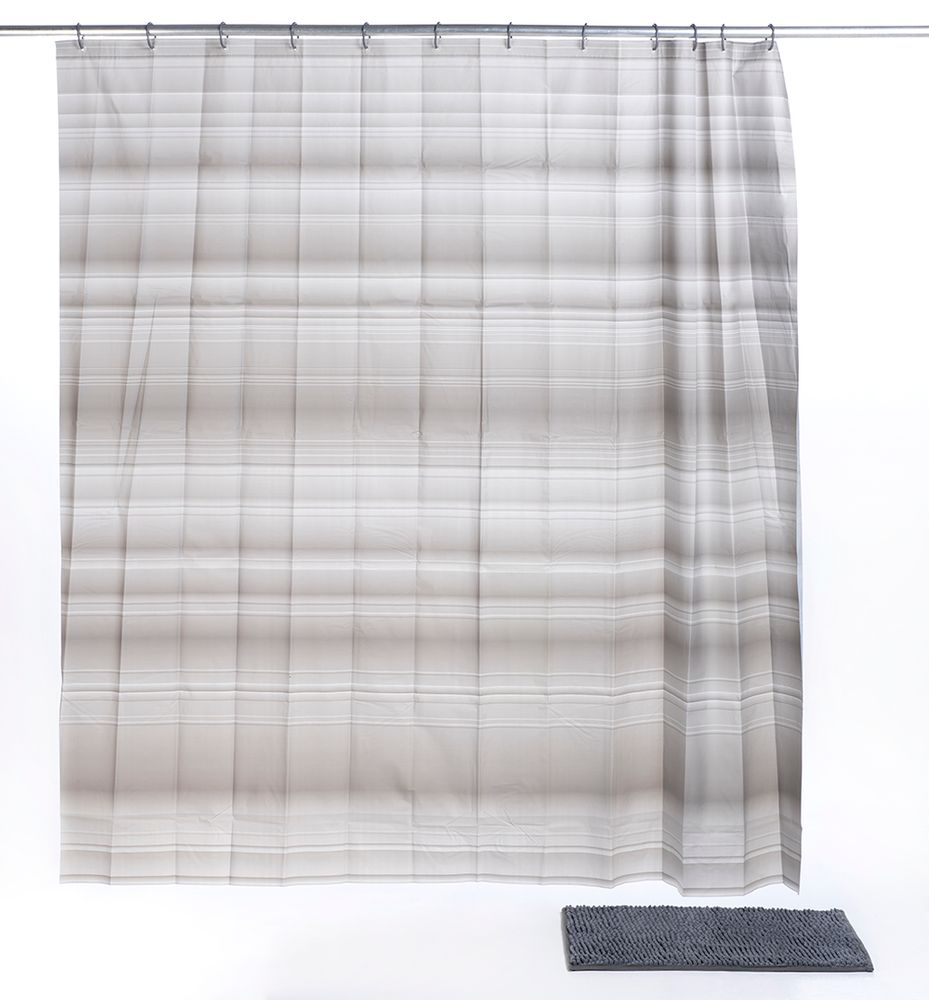 Auf dem Bild sieht man einen aufgehängten, weißen Duschvorhang, bedruckt mit einem grauen Karo-Muster, vor dem Vorhang am Boden befindet sich eine Duschmatte in der Farbe dunkelgrau.